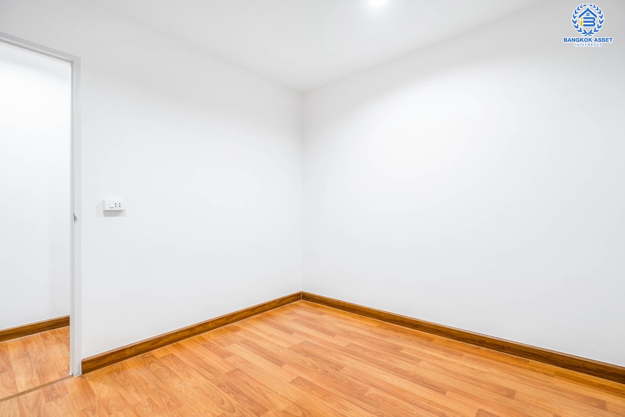 บ้านมือสองตกแต่งใหม่ ม.พระปิ่น2 ติดถนนบรมราชชนนี เนื้อที่ 17 ตร.ว. ฟังก์ชันจัดเต็ม 3 ห้องนอน 2 ห้องน้ำ บนทำเลศักยภาพ เชื่อมต่อหลายเส้นทาง ใกล้เซ็นทรัลปิ่นเกล้า ม.มหิดล , ทางด่วน "กาญจนาภิเษก"